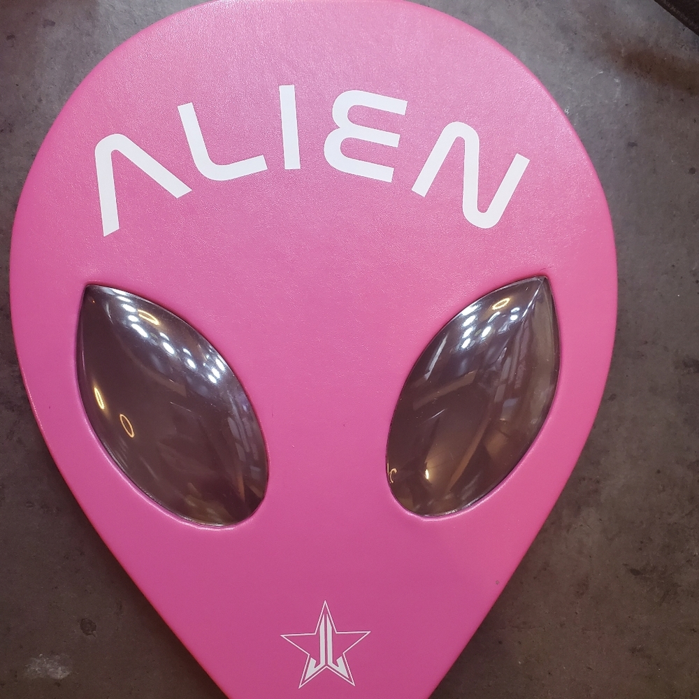DISCONTINUED Alien palette